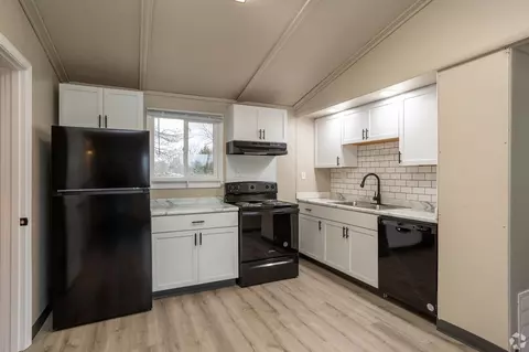 340 Streeter Dr, Mccook Lake, SD 57049