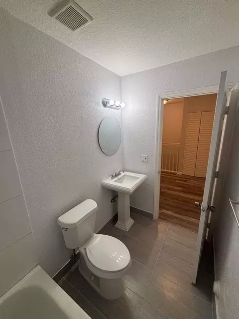 14040 NE 2nd Ave, Miami, FL 33161 photo 7