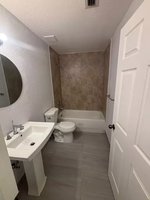 14040 NE 2nd Ave, Miami, FL 33161 photo 5