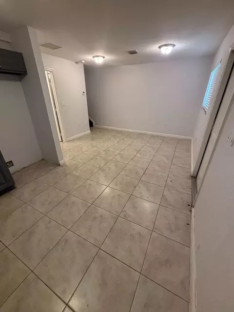 14040 NE 2nd Ave, Miami, FL 33161 photo 3