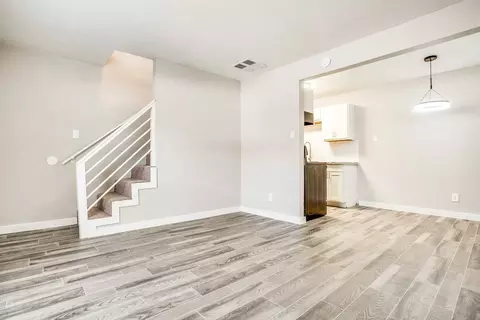 805 S Center St, Arlington, TX 76010