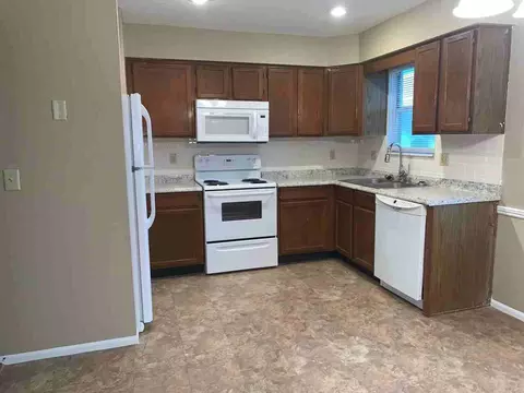 3622 NE Chouteau Trfy, Kansas City, MO 64120