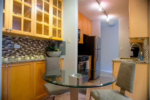 5525 N Winthrop Ave, Chicago, IL 60640 photo 2