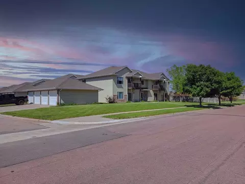 900 N Joslyn Dr, Brandon, SD 57005