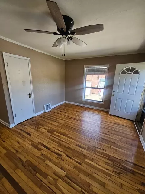 5824 Grand Ave, Des Moines, IA 50312