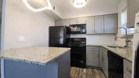 405 S Geyer Rd, Kirkwood, MO 63122