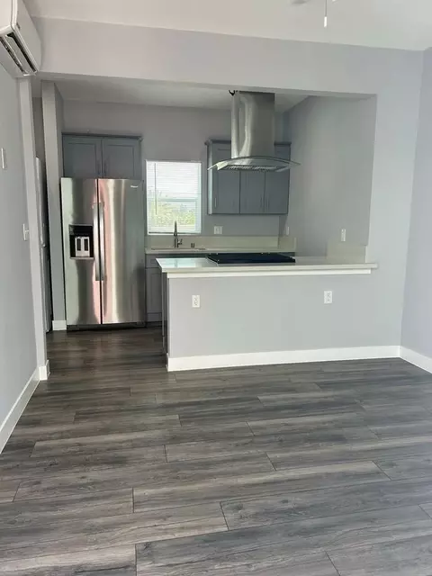 845 E 6th St, Long Beach, CA 90802 photo 3