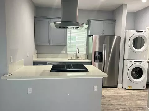 845 E 6th St, Long Beach, CA 90802