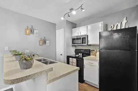 2115 Park Springs Cir, Arlington, TX 76013 photo 2