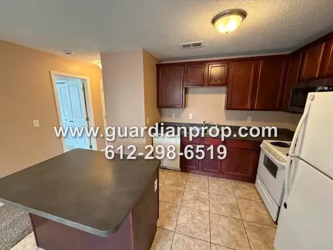 6026 9th St N, Oakdale, MN 55128