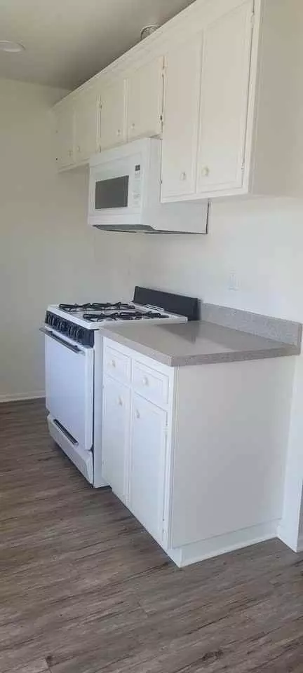 955 Via Zapata, Riverside, CA 92507