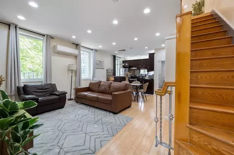 200 E 11th St, New York, NY 10003