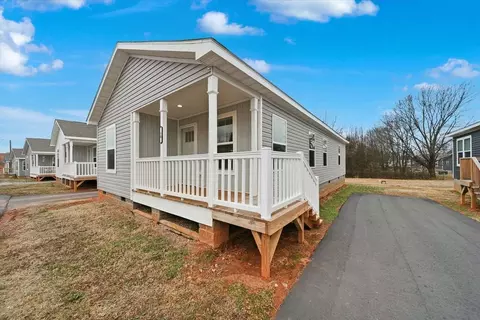 2102 24th St NE, Hickory, NC 28601