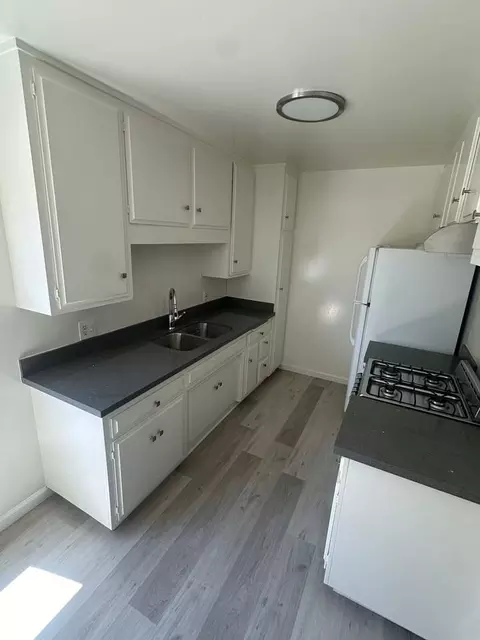 701 Meyer Ln, Redondo Beach, CA 90278 photo 2
