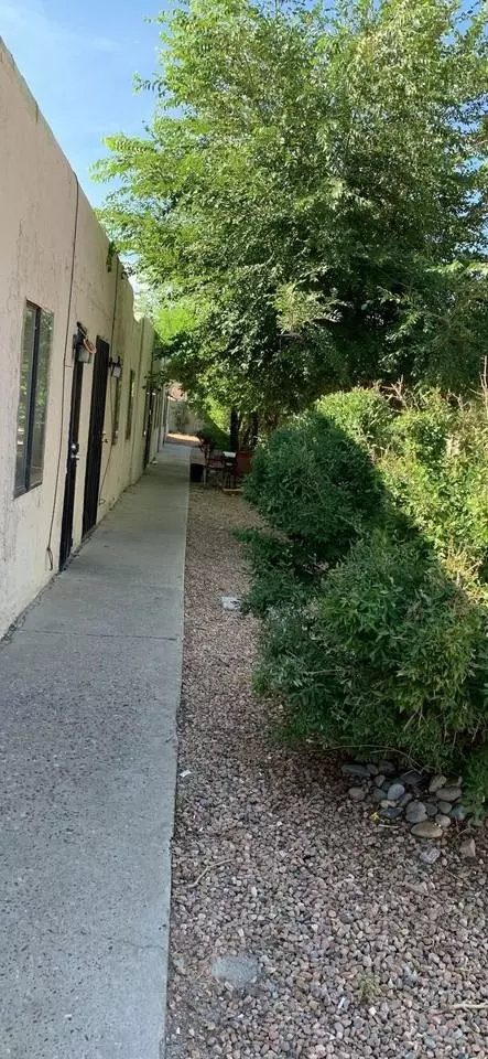208 Mescalero Rd NW, Albuquerque, NM 87107