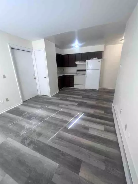910 E Jolly Rd, Lansing, MI 48910 photo 3