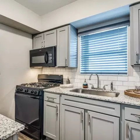 2211 W Hickory St, Denton, TX 76201