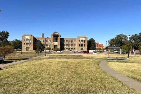 220 S 7th St, Salina, KS 67401