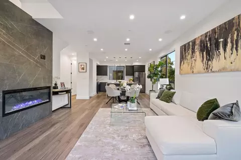18301 Collins St, Tarzana, CA 91356