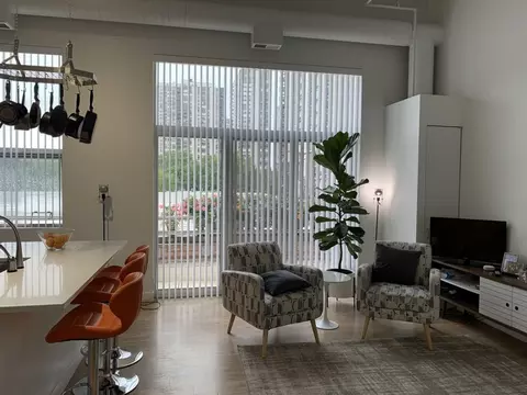 1221 N La Salle Dr, Chicago, IL 60610