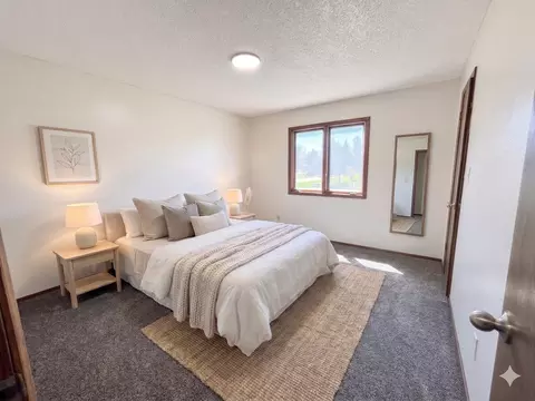 3684 W 4th St, Waterloo, IA 50701