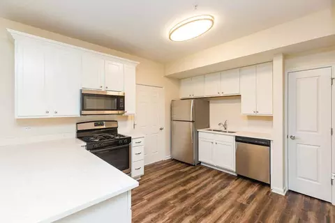 40 W Main St, Lake Zurich, IL 60047