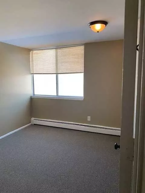 16840 E 11 Mile Rd, Roseville, MI 48066