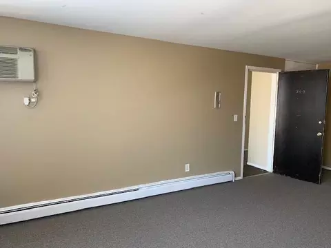 16840 E 11 Mile Rd, Roseville, MI 48066