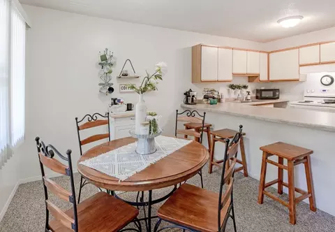 802 W College St, Duluth, MN 55811