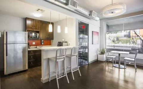 21315 Roscoe Blvd, Los Angeles, CA 91304