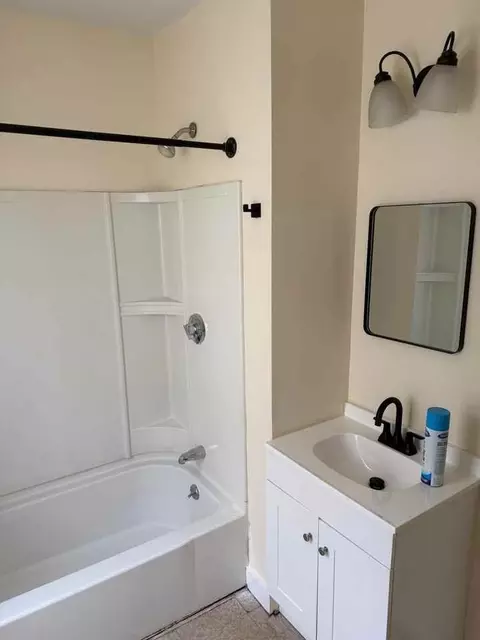9 5th St, Lowell, MA 01850