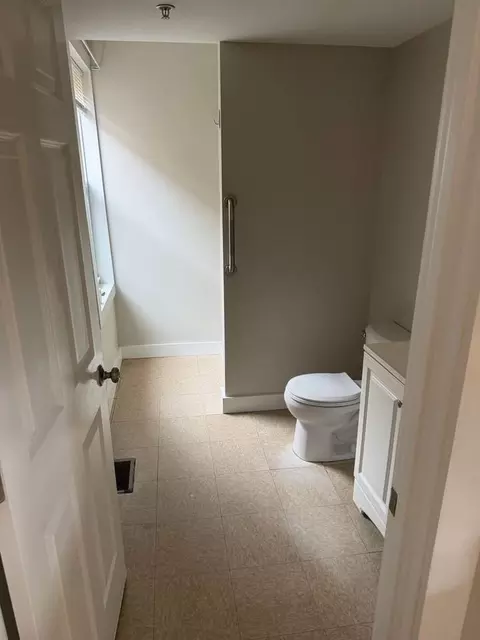 9 5th St, Lowell, MA 01850