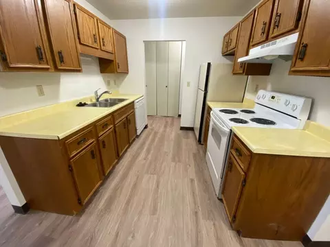1310 28th Ave S, Moorhead, MN 56560