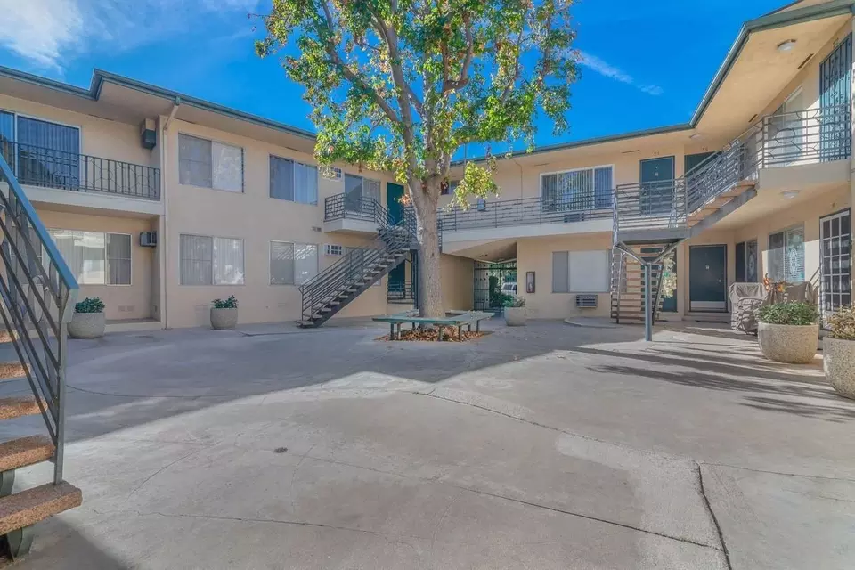  4060 Stevely Ave, Los Angeles, CA 90008 photo 2