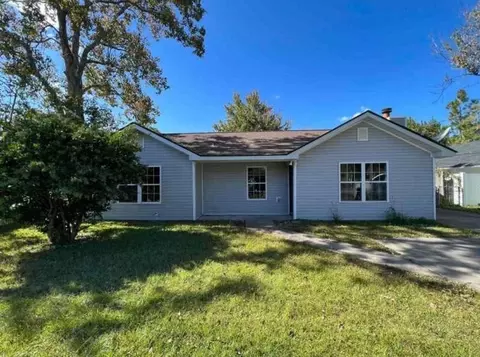 1034 Varnedoe St, Hinesville, GA 31313