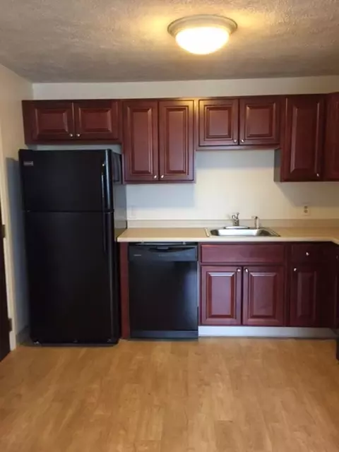 150 River Rd, Manchester, NH 03104