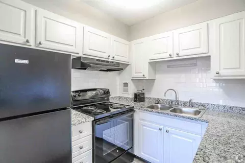 8 Lakeview Gdns, Natick, MA 01760