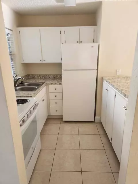 424 N Grandview Ave, Daytona Beach, FL 32118