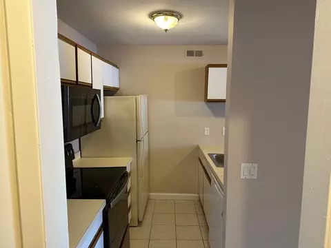 8729 Candlewood Trl, Brighton, MI 48116