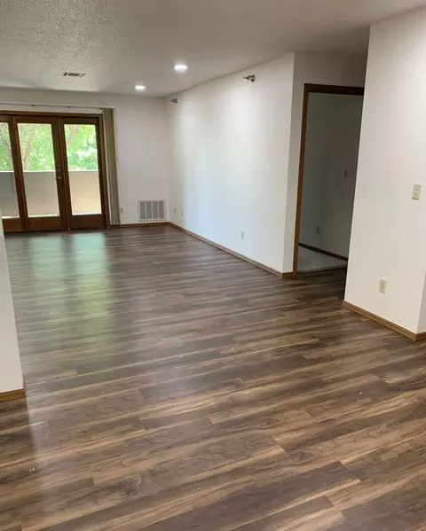 647 S Main Ave, Sioux Falls, SD 57104 photo 10
