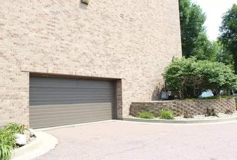 647 S Main Ave, Sioux Falls, SD 57104 photo 3