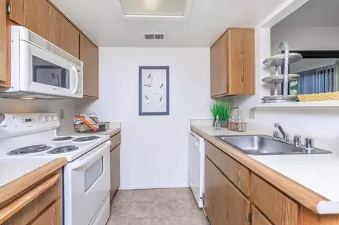 445 W Nees Ave, Fresno, CA 93711