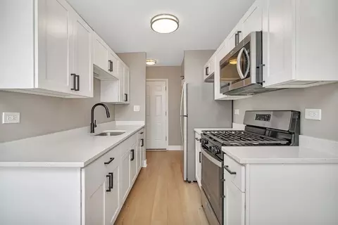21 N Main St, Glen Ellyn, IL 60137