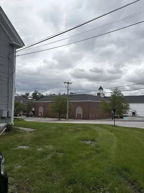 12 Hall Ave, Henniker, NH 03242
