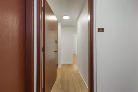 2410 W Manor Pl, Seattle, WA 98199