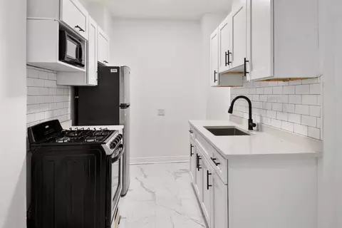 915 W Carmen Ave, Chicago, IL 60640