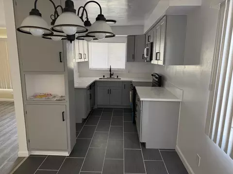 8211 Owensmouth Ave, Canoga Park, CA 91304