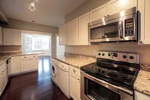 210 Maryland Plz, Saint Louis, MO 63108
