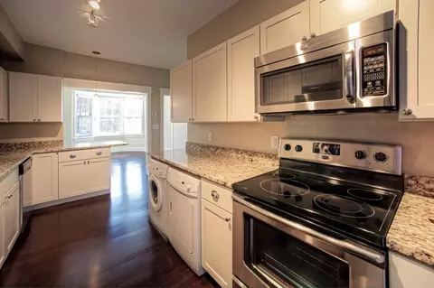 210 Maryland Plz, Saint Louis, MO 63108 photo 3