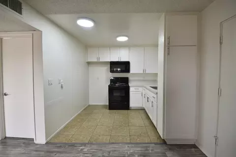 13800 Sherman Way, Los Angeles, CA 91405